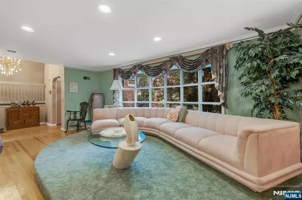 Teaneck, NJ 07666,526 Rutland AVE