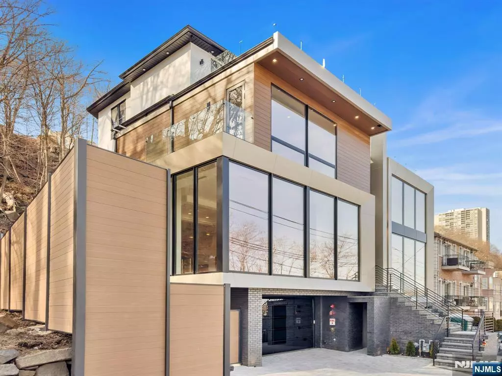 Edgewater, NJ 07020,582A Undercliff AVE