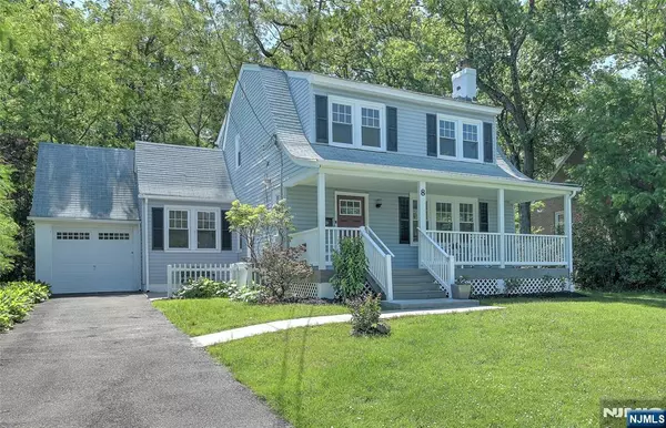 West Orange, NJ 07052,8 Woods End RD