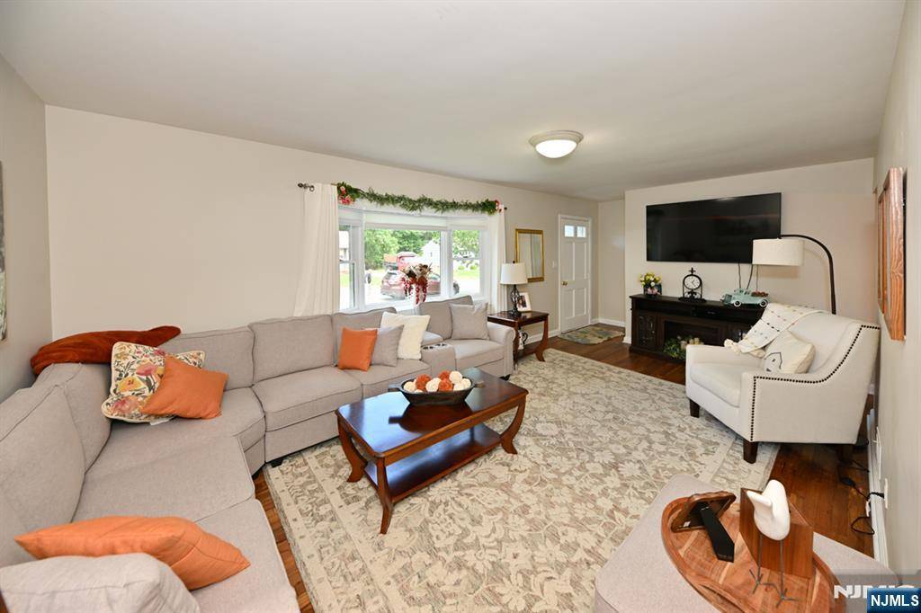 Emerson, NJ 07630,167 Dyer AVE