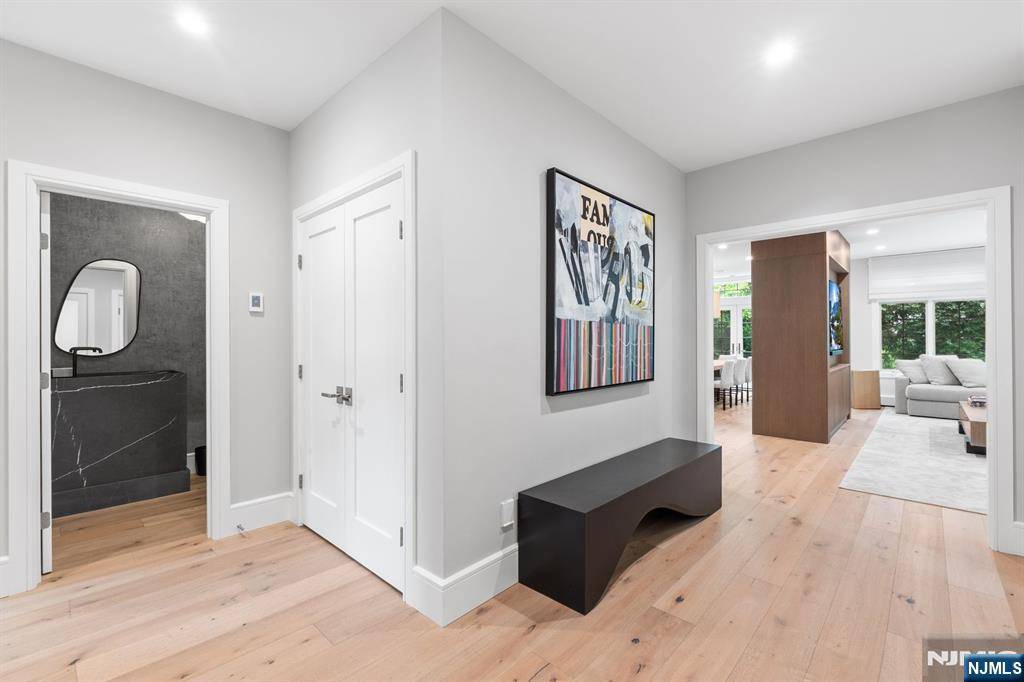 Tenafly, NJ 07670,10 Kensington CT
