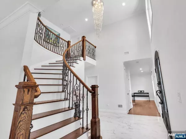 River Edge, NJ 07661,183 Oak AVE