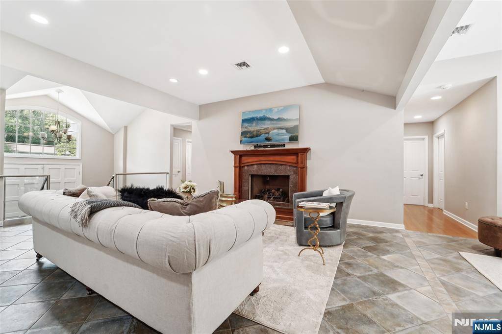 Old Tappan, NJ 07675,15 Fred ST