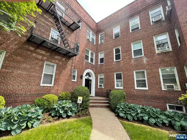 Teaneck, NJ 07666,995 Teaneck RD #3N