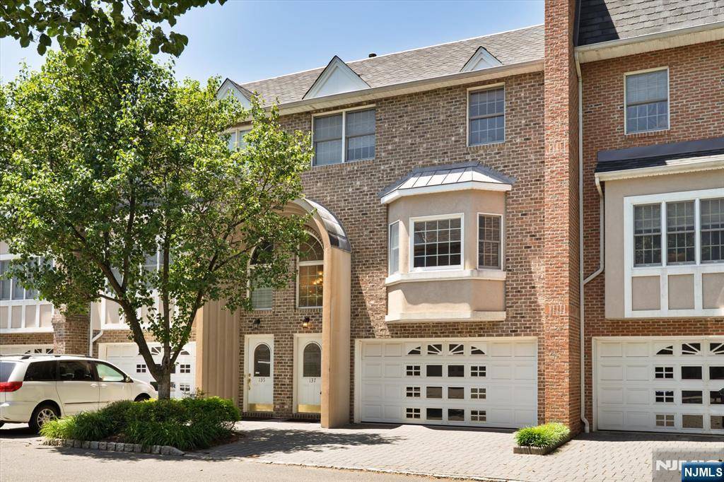 137 Stonegate TRL #38, Cresskill, NJ 07626