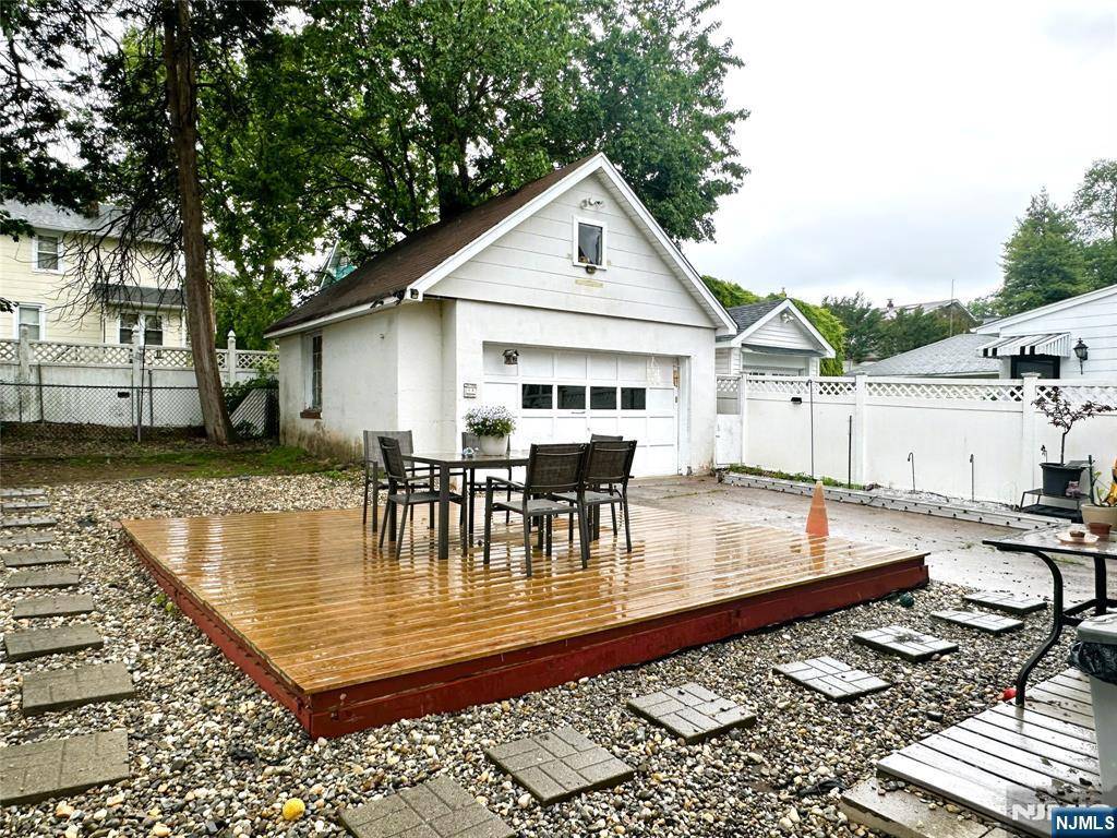 Bergenfield, NJ 07621,84 Haring ST