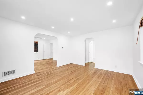 Cliffside Park, NJ 07010,44 Knox AVE