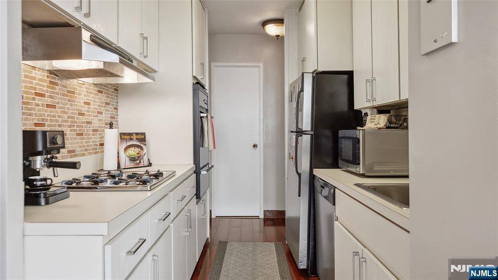Fort Lee, NJ 07024,2077 Center #18C