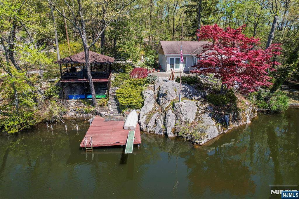 60 Leach DR, Bloomingdale, NJ 07403