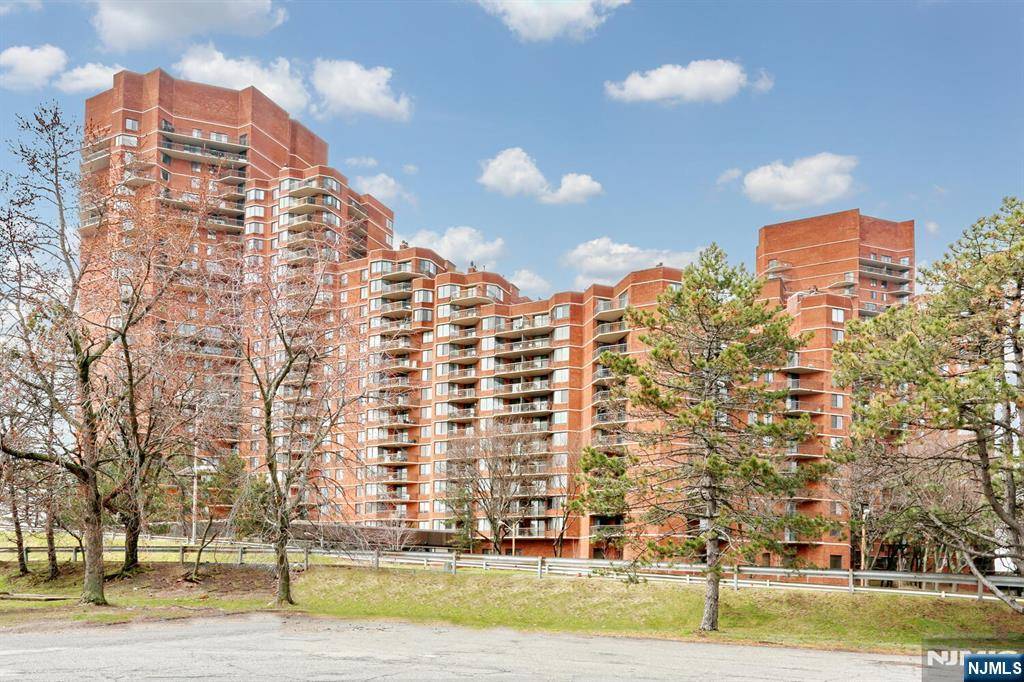 1608 Harmon Cove Tower, Secaucus, NJ 07094