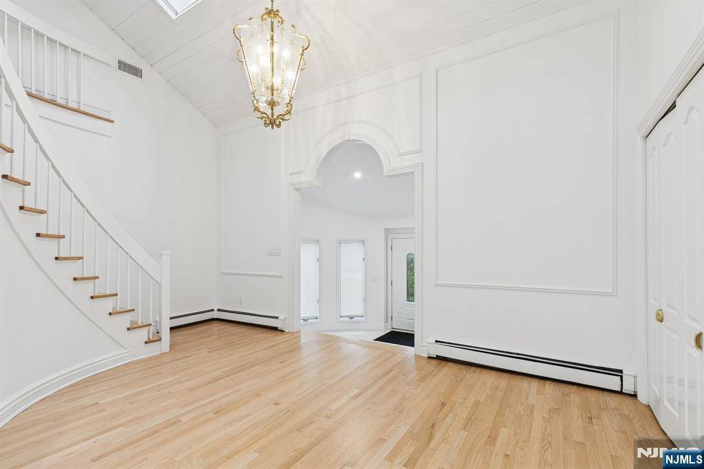 Cresskill, NJ 07626,63 Eisenhower DR