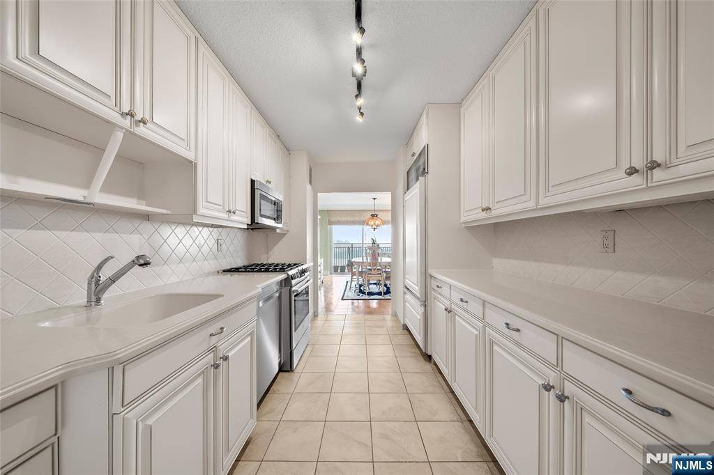 Fort Lee, NJ 07024,1530 Palisade AVE #8R