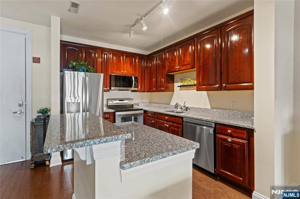 West New York, NJ 07093,22 Ave At Port Imperial #219