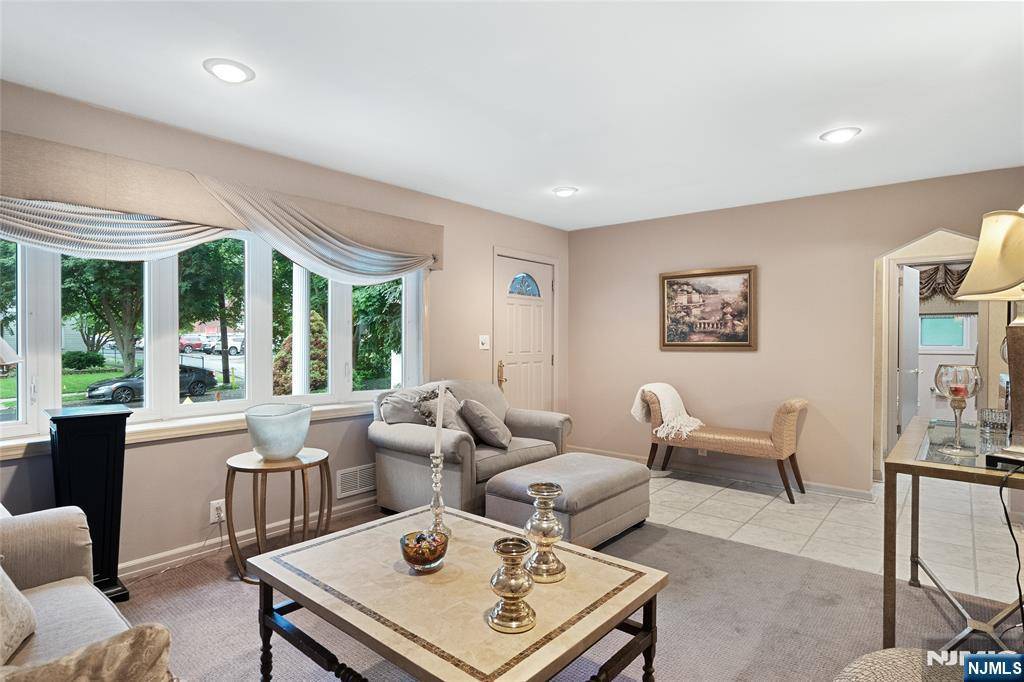 Bloomfield, NJ 07003,33 Irwin PL