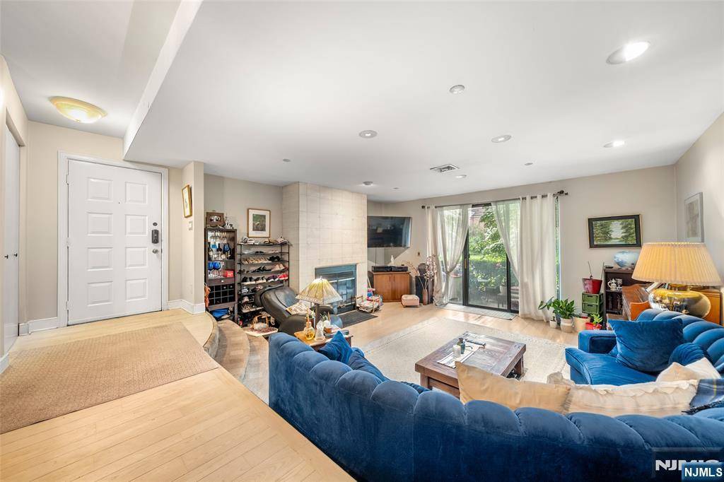 Teaneck, NJ 07666,9 Carlyle CT