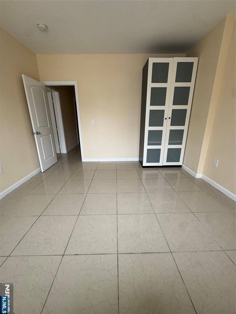 Jersey City, NJ 07307,183 Thorne ST #1F