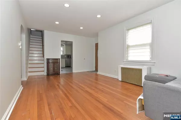Paramus, NJ 07652,542 Coolidge PL