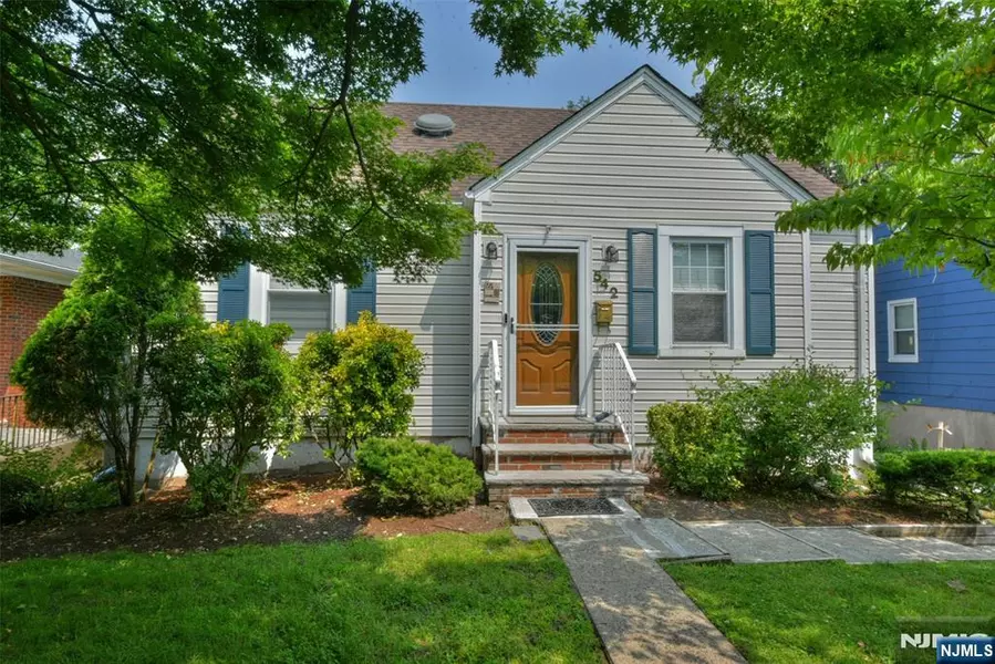 542 Coolidge PL, Paramus, NJ 07652