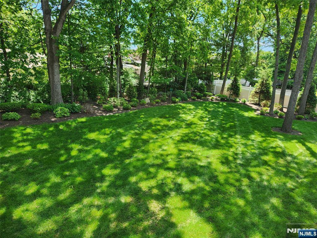 Paramus, NJ 07652,10 Lyncrest DR