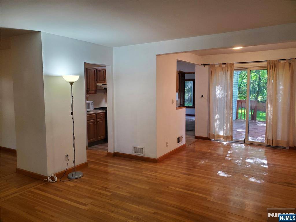 Cresskill, NJ 07626,149 Heatherhill RD