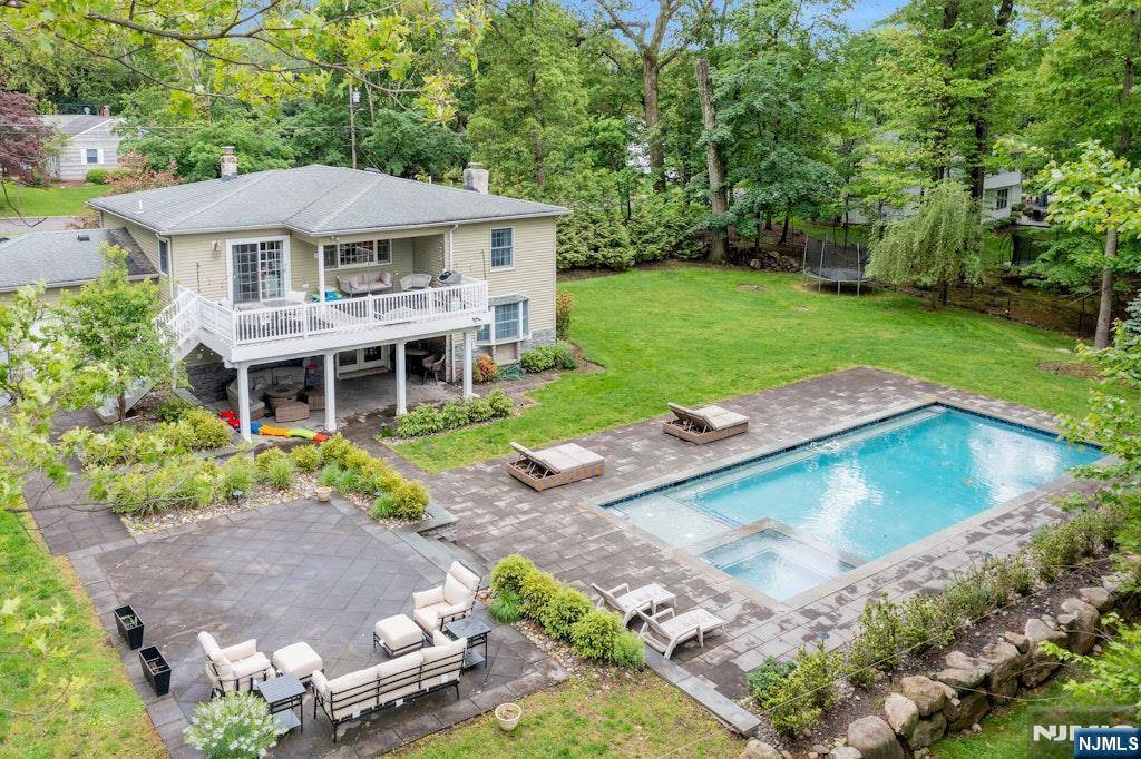 28 Degray TER, Mahwah, NJ 07430