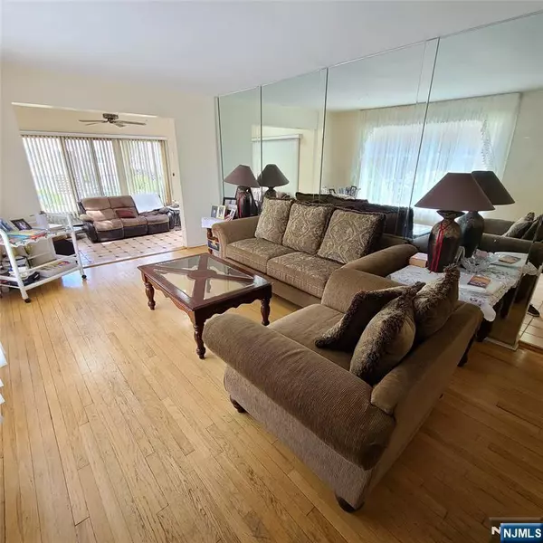 Ridgefield, NJ 07657,792 Kingsland AVE