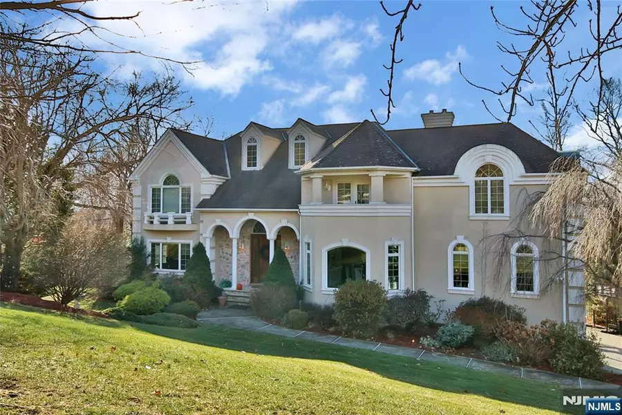 4 Vizcaya CT, Wayne, NJ 07470