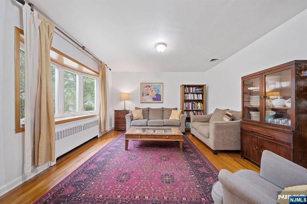 Cresskill, NJ 07626,382 Highland ST