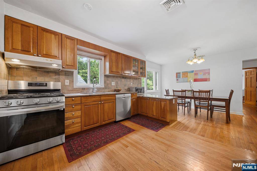 Cresskill, NJ 07626,382 Highland ST