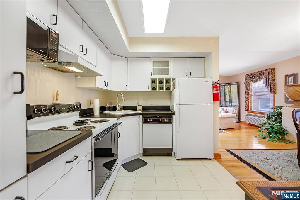 416 68th ST #12,  Guttenberg,  NJ 07093