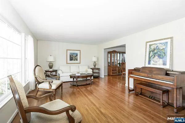 Berkeley Heights, NJ 07922,211 Lorraine