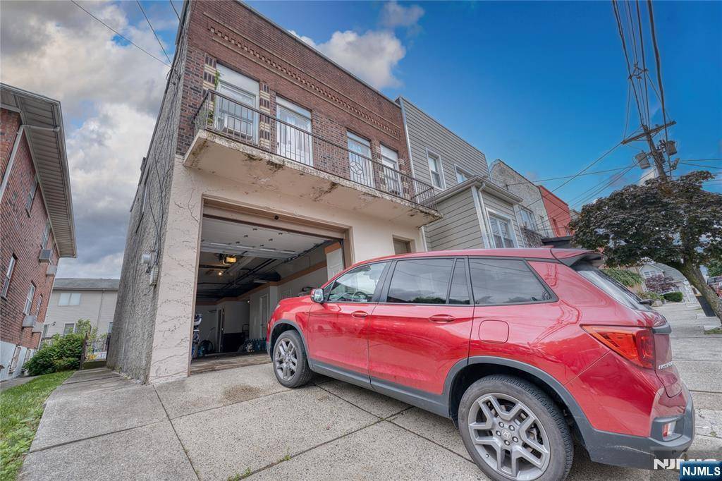 Fairview, NJ 07022,390 Delano PL