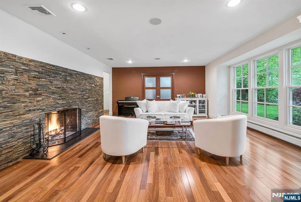 Franklin Lakes, NJ 07417,275 Gregory RD