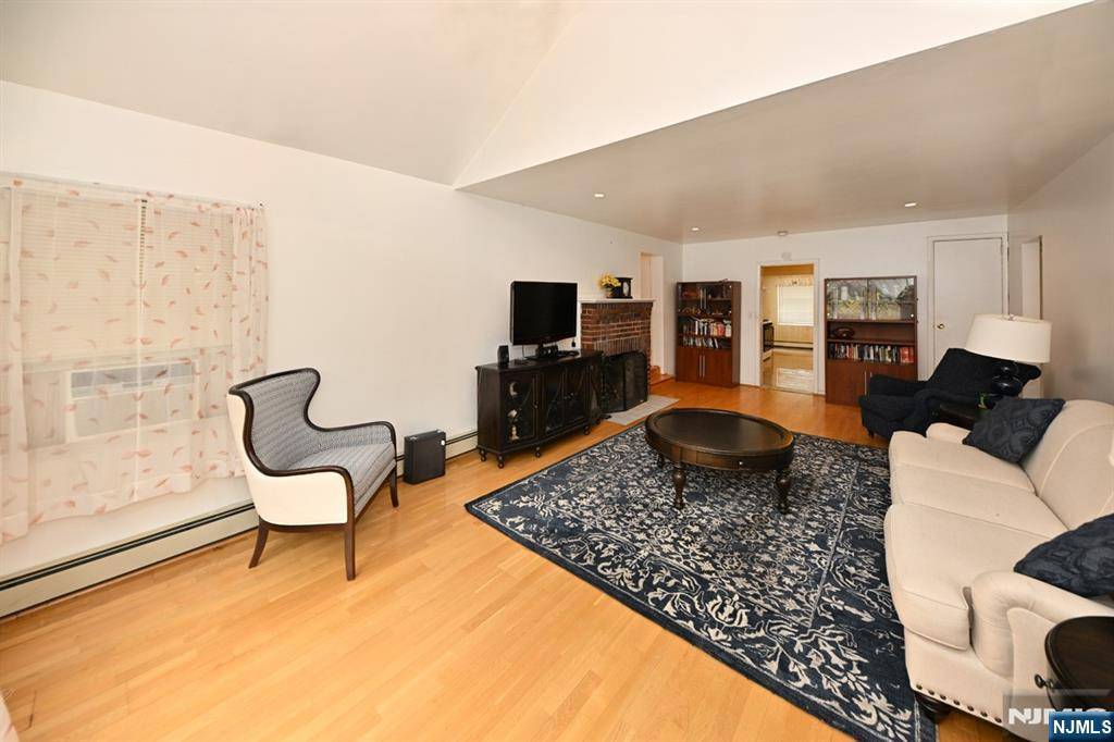 Park Ridge, NJ 07656,64 Rivervale RD