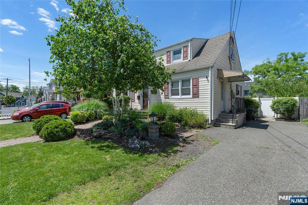 Totowa, NJ 07512,9 Knollwood RD