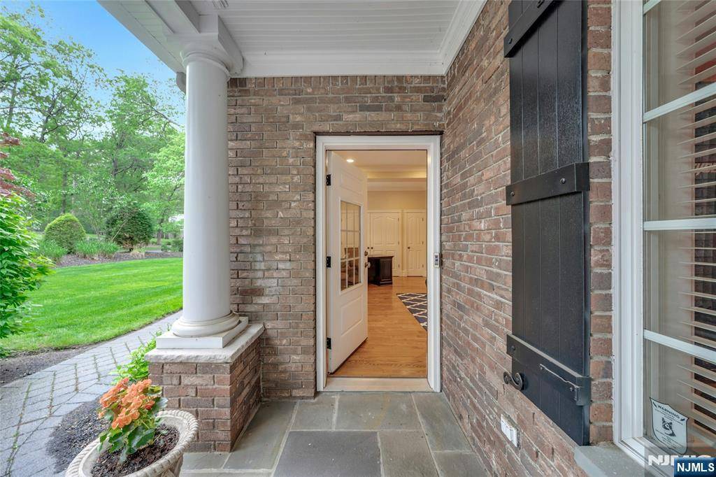 Franklin Lakes, NJ 07417,876 Meadow LN