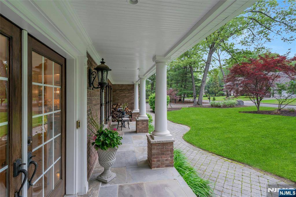 Franklin Lakes, NJ 07417,876 Meadow LN