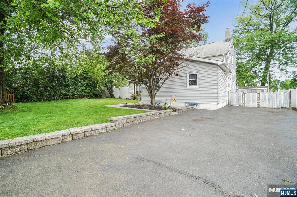 Saddle Brook, NJ 07663,80 Erie