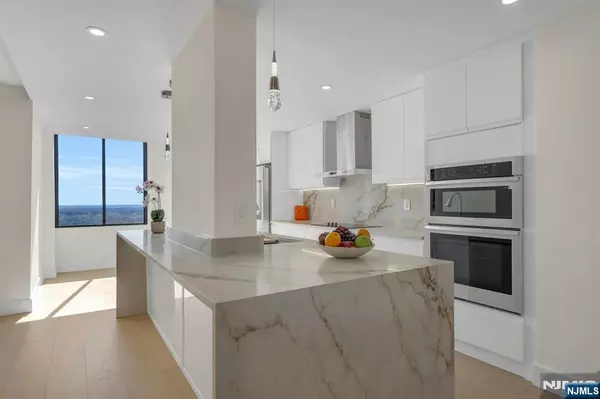 Cliffside Park, NJ 07010,200 Winston #2912