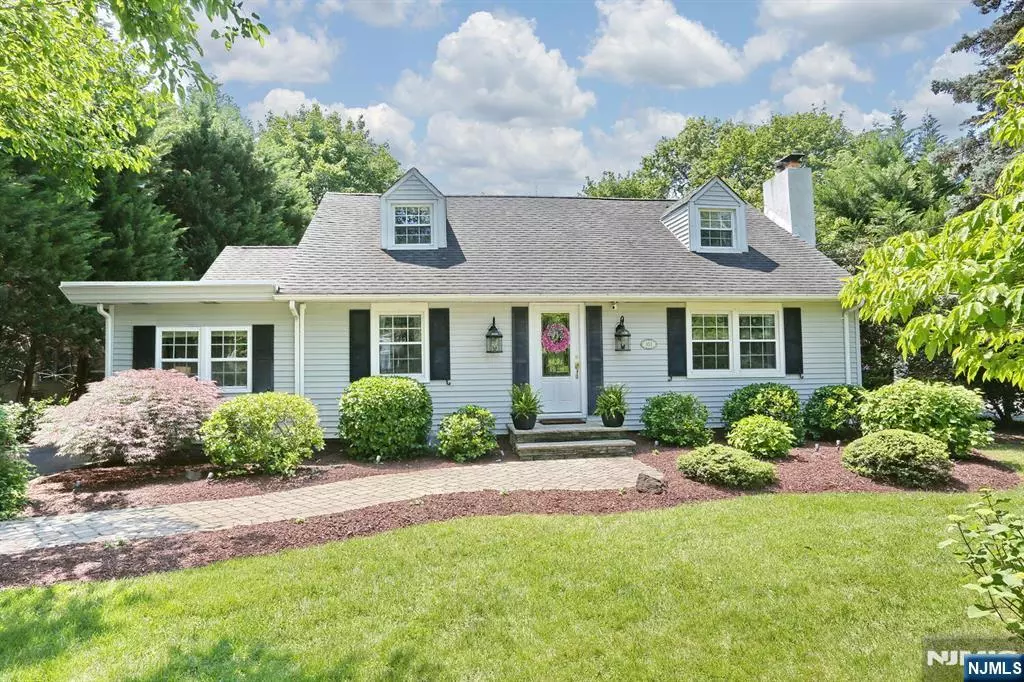 Glen Rock, NJ 07452,853 S MAPLE AVE