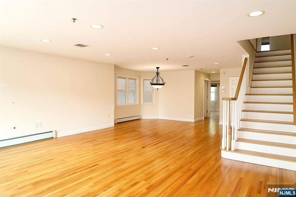 Cliffside Park, NJ 07010,284 John ST #2