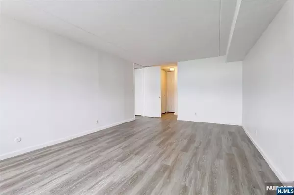 Guttenberg, NJ 07093,7002 Boulevard East #15p