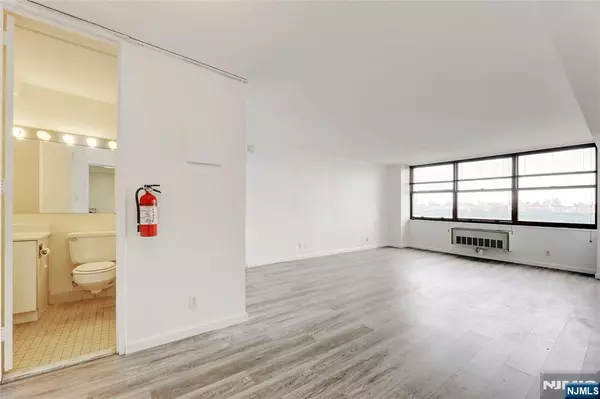 Guttenberg, NJ 07093,7002 Boulevard East #15p