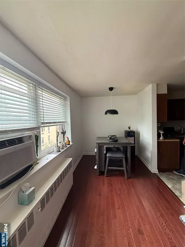 Nutley, NJ 07110,6-12 Hillside AVE