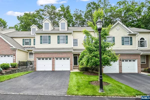 8 Pine Lake TER #T008, River Vale, NJ 07675