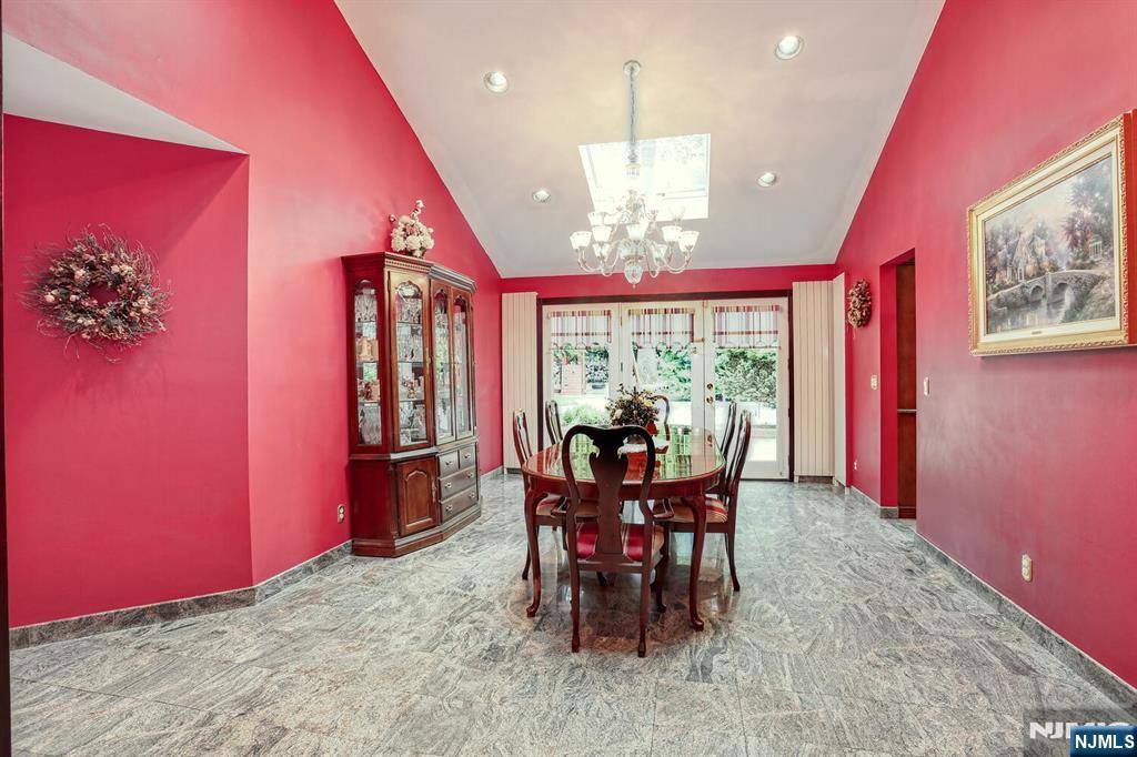 Allendale, NJ 07401,380 Hillside AVE