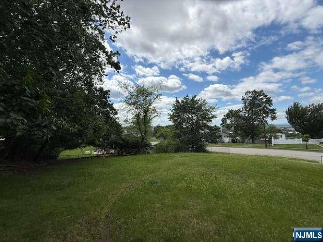 Woodland Park, NJ 07424,21 Kay RD