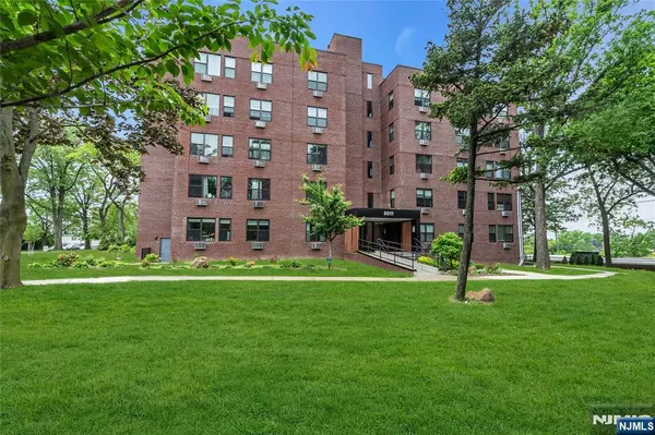 Fort Lee, NJ 07024,3011 Edwin AVE #5J