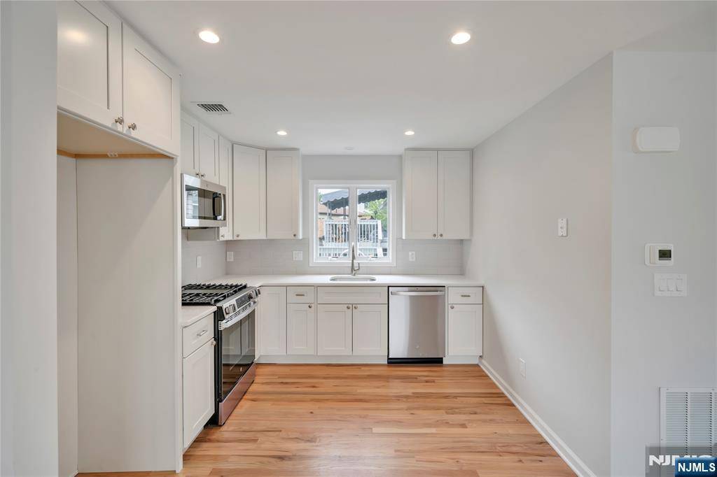 Ridgefield, NJ 07657,800 Pleasantview TER