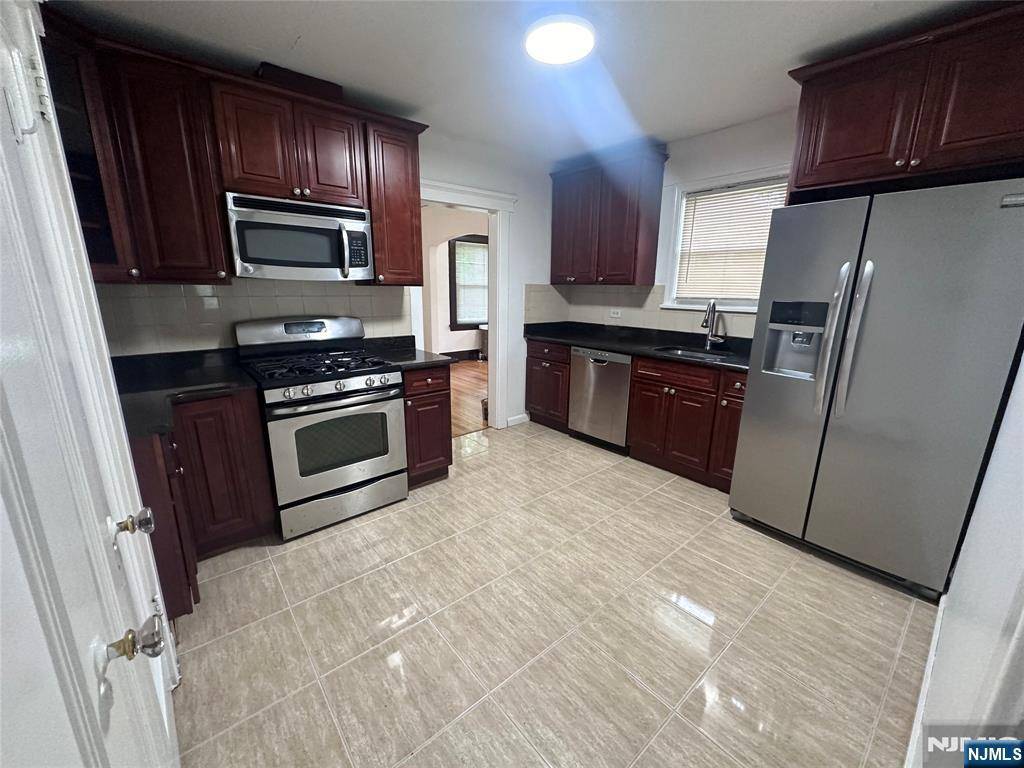 Paramus, NJ 07652,208 Midland AVE